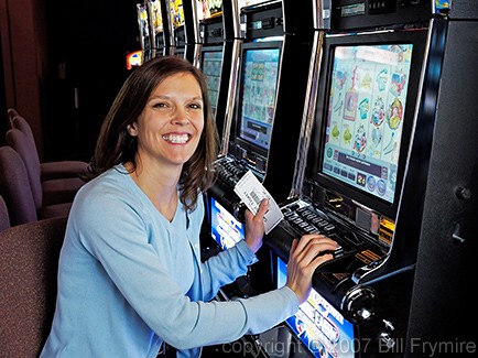 de woman wins big on slot machine