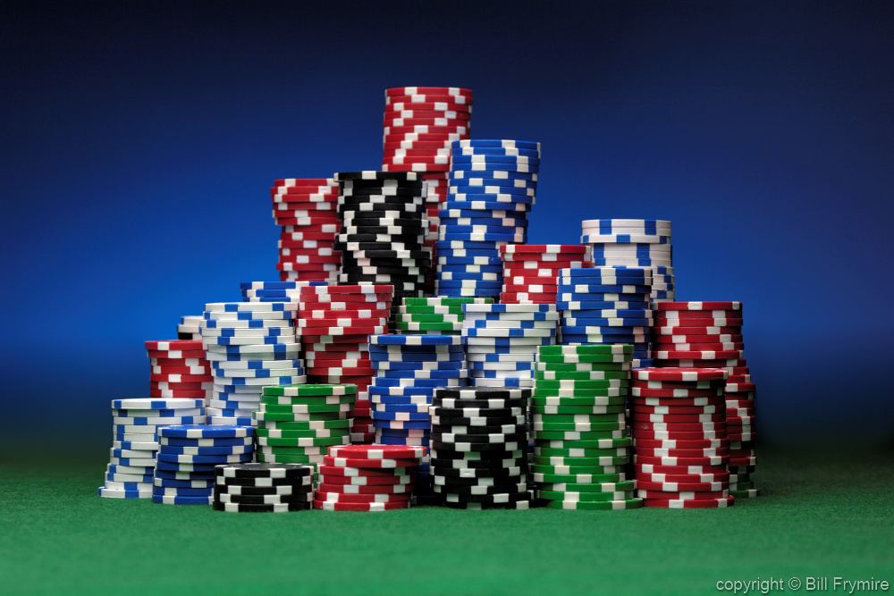 Vedligeholdelse kæde kapital stacks of colored poker chips on green felt